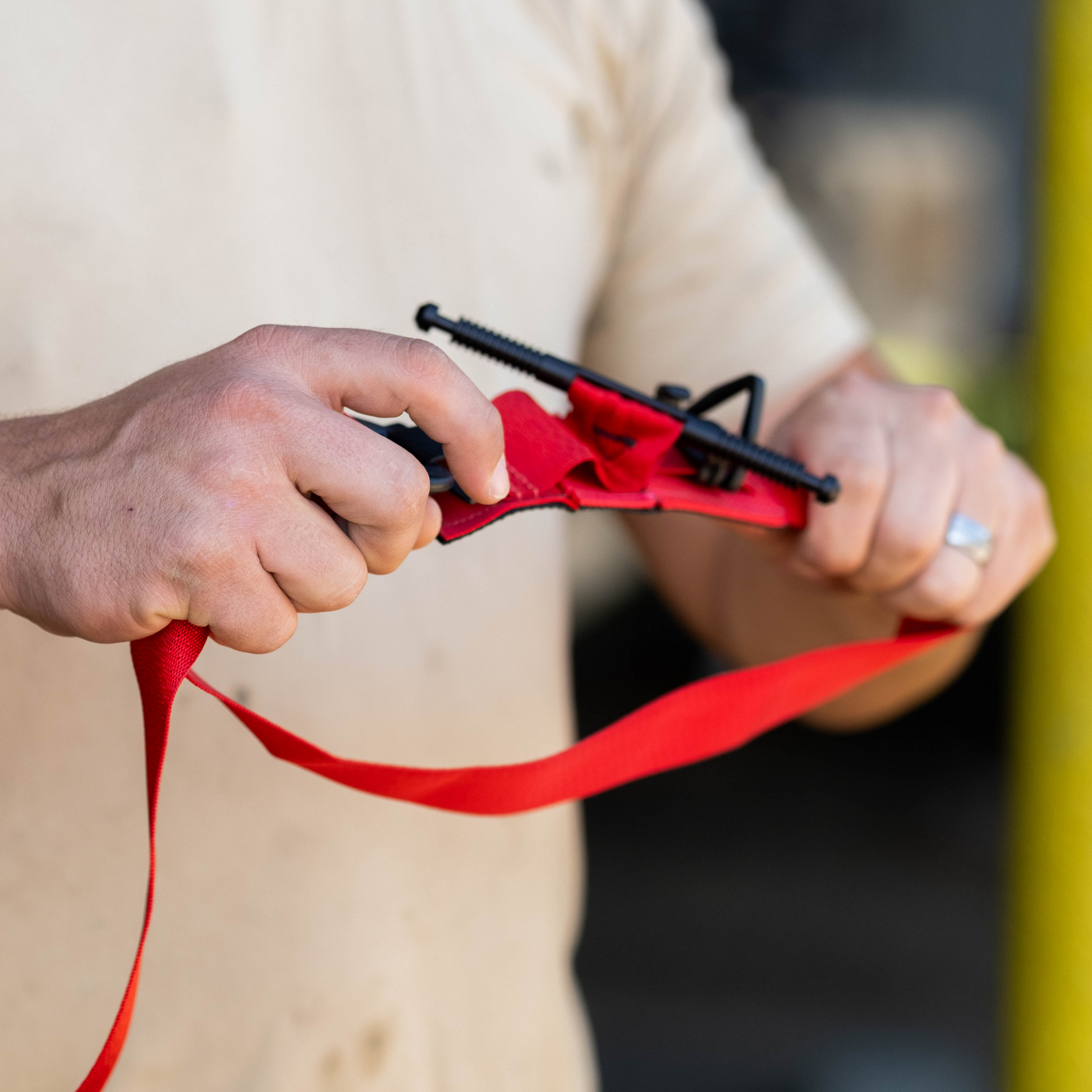 Person holding a red SOF-Tourniquet